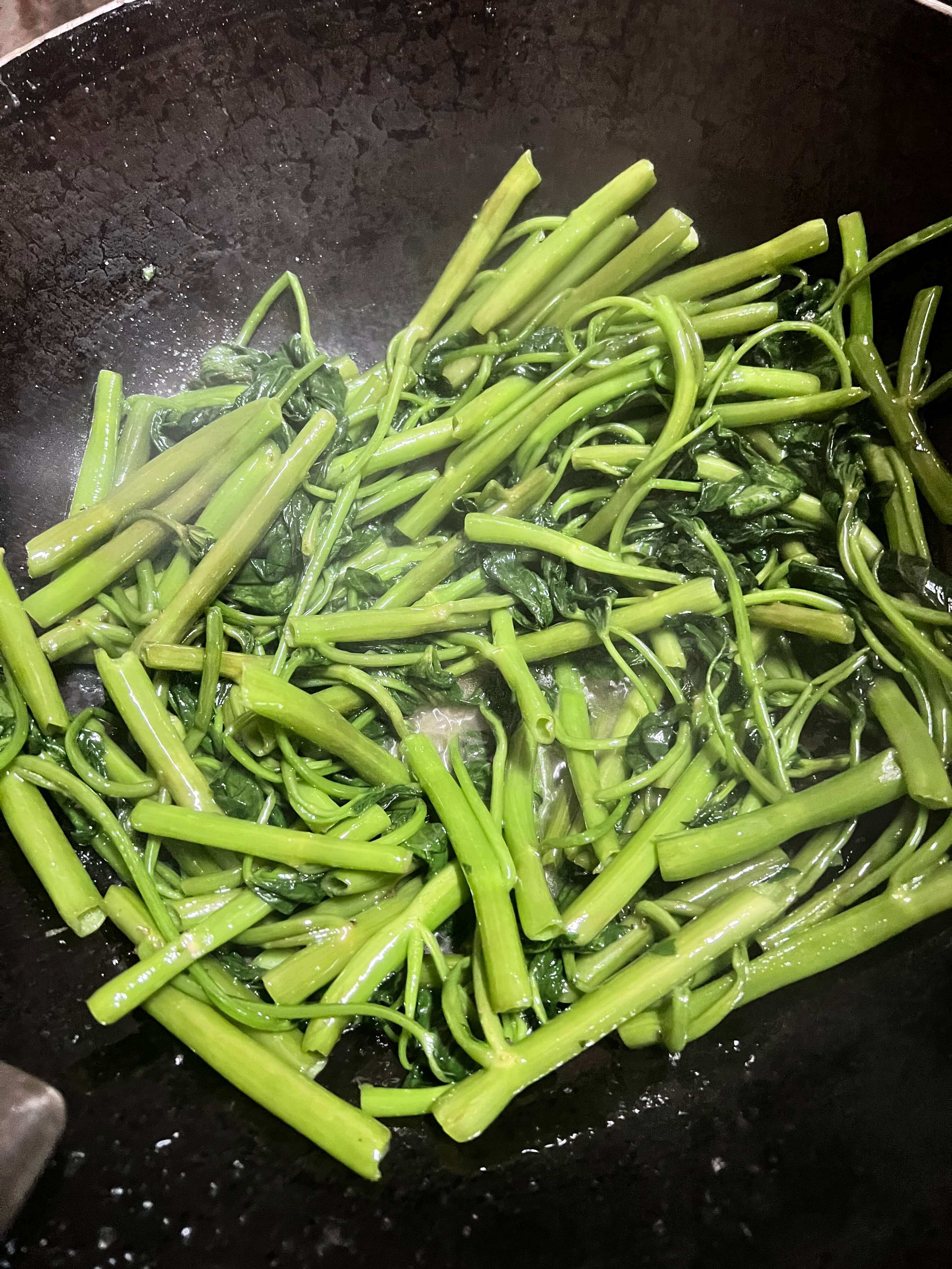 锅中的空心菜