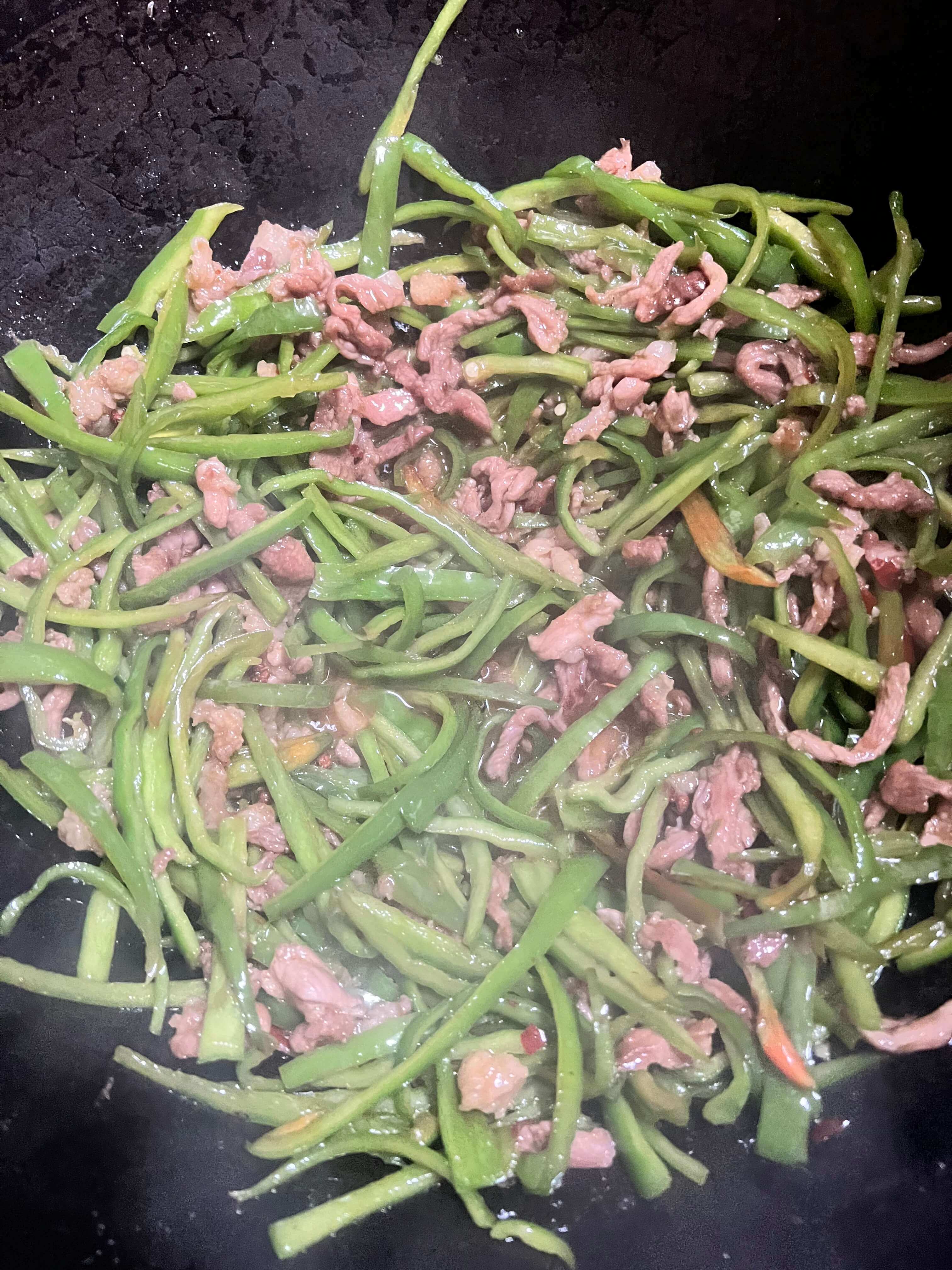 锅中的青椒肉丝