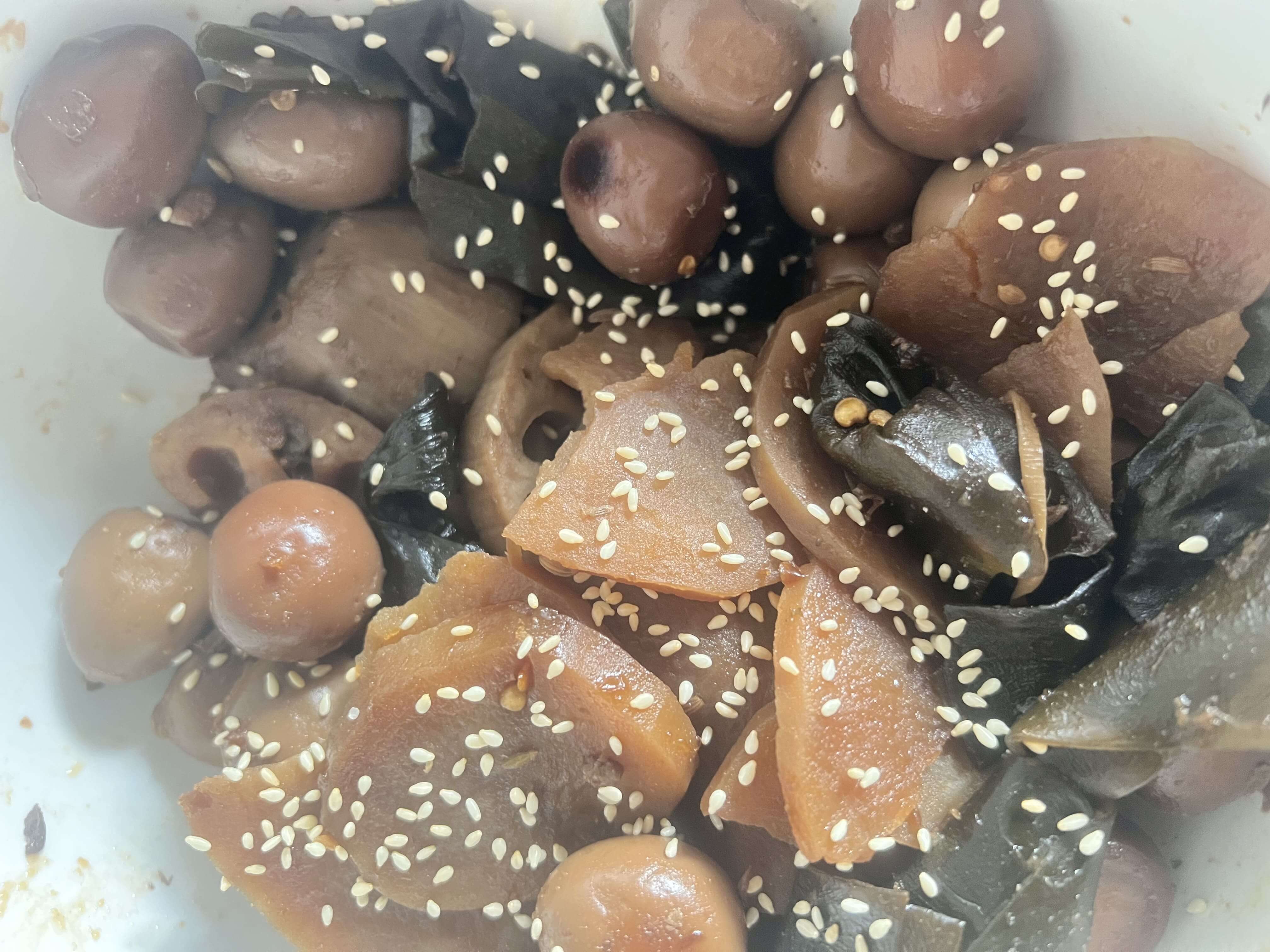 撒上芝麻后的素菜