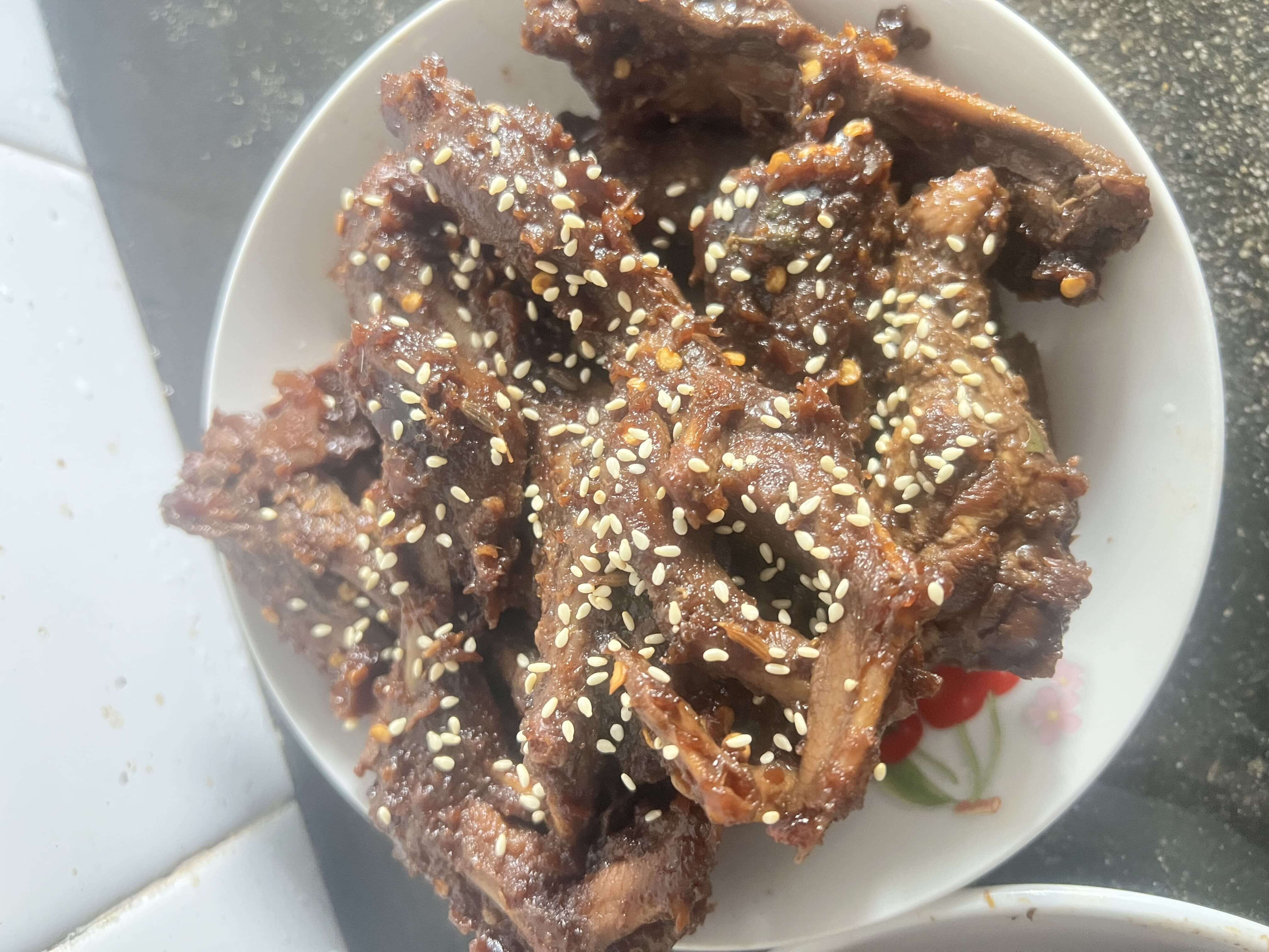 撒上芝麻后鸭脖和鸭掌