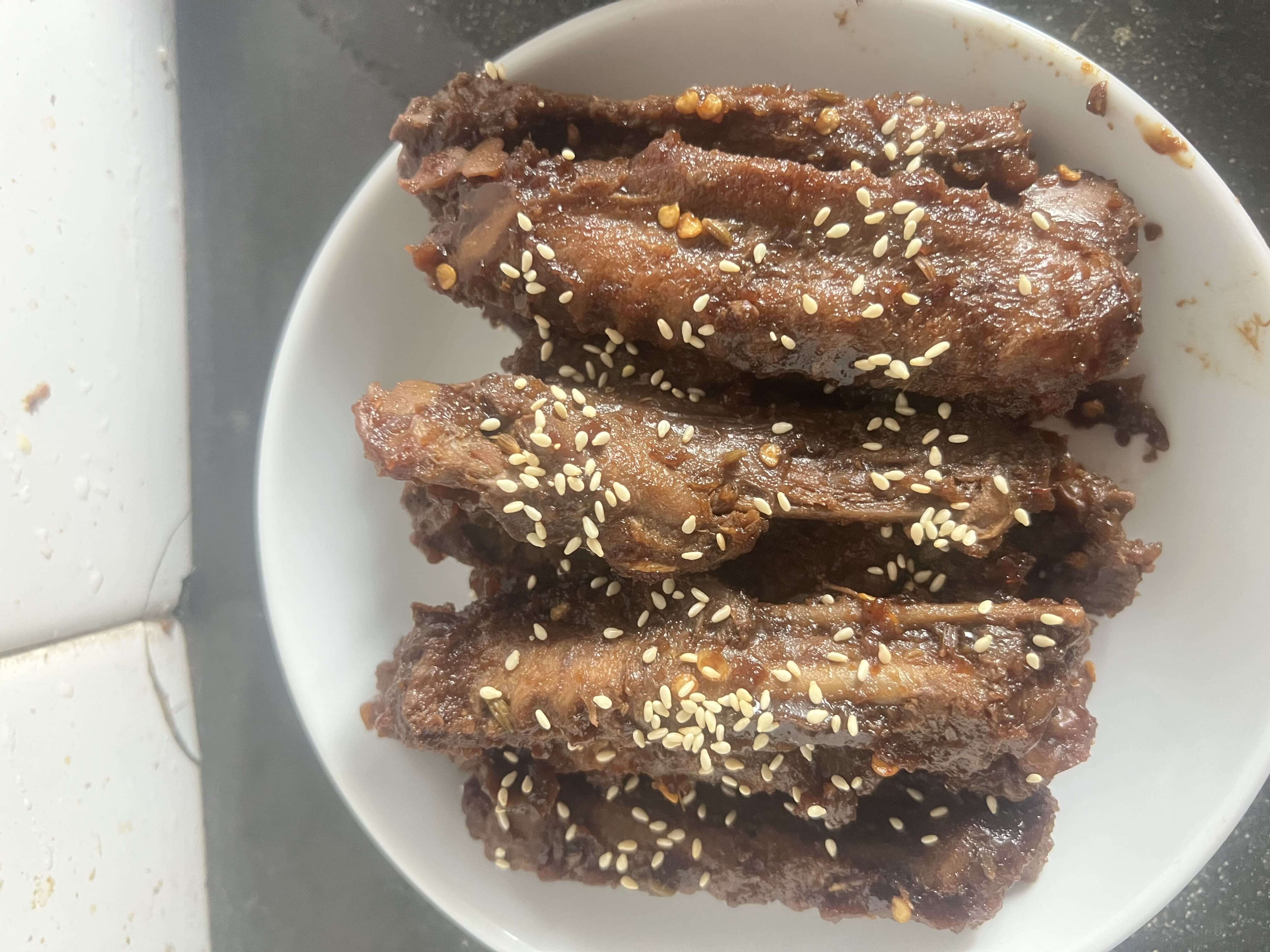 撒上芝麻后的鸭翅