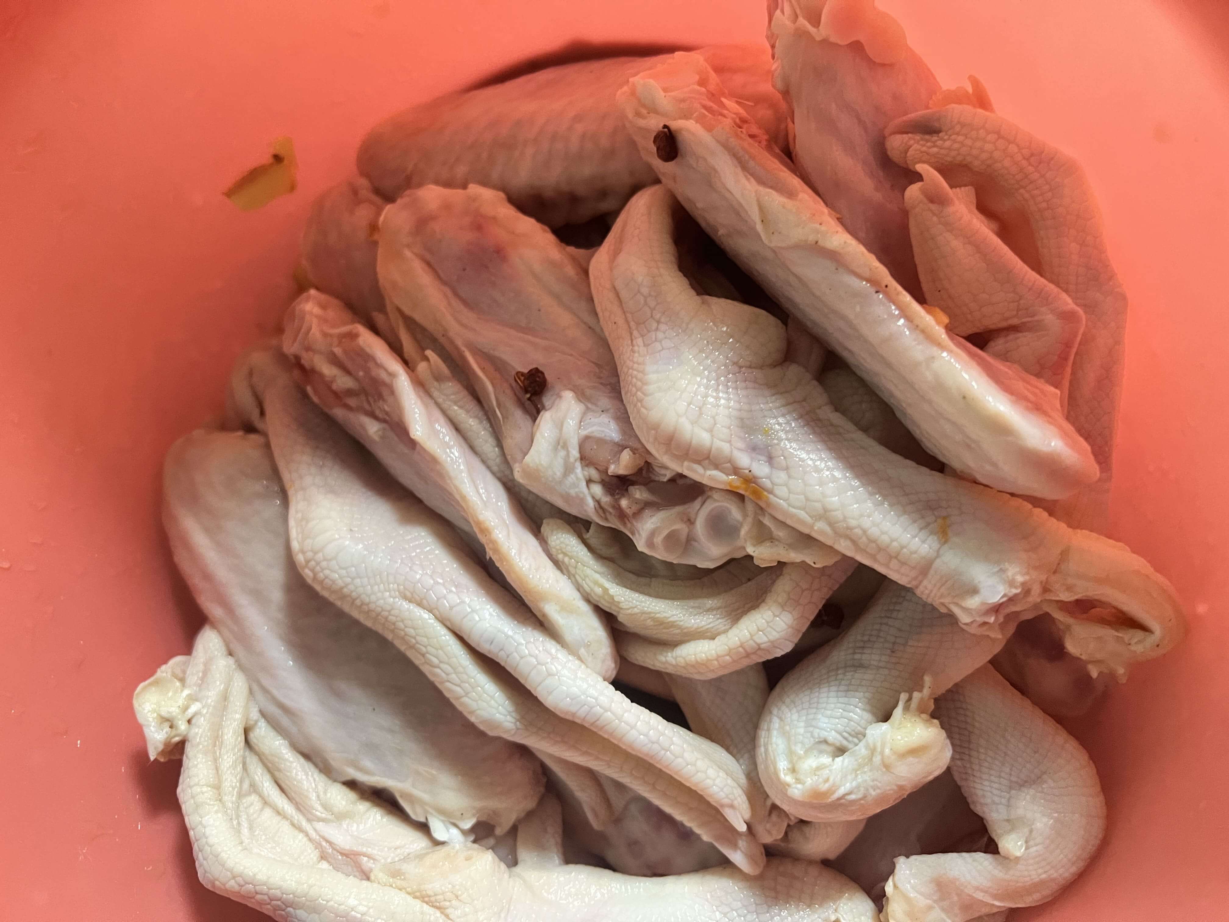 正在”洗澡“的鸭翅鸭掌兄弟-01