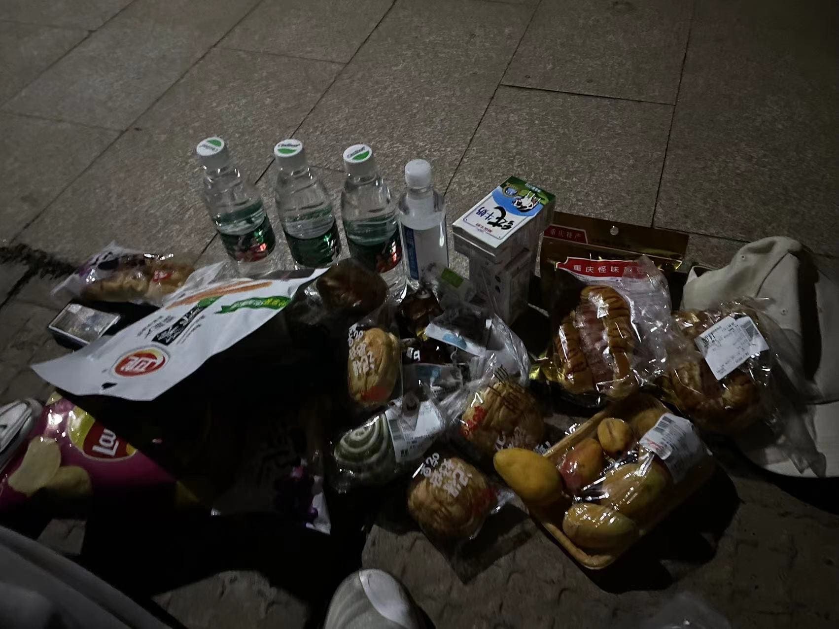 一堆零食