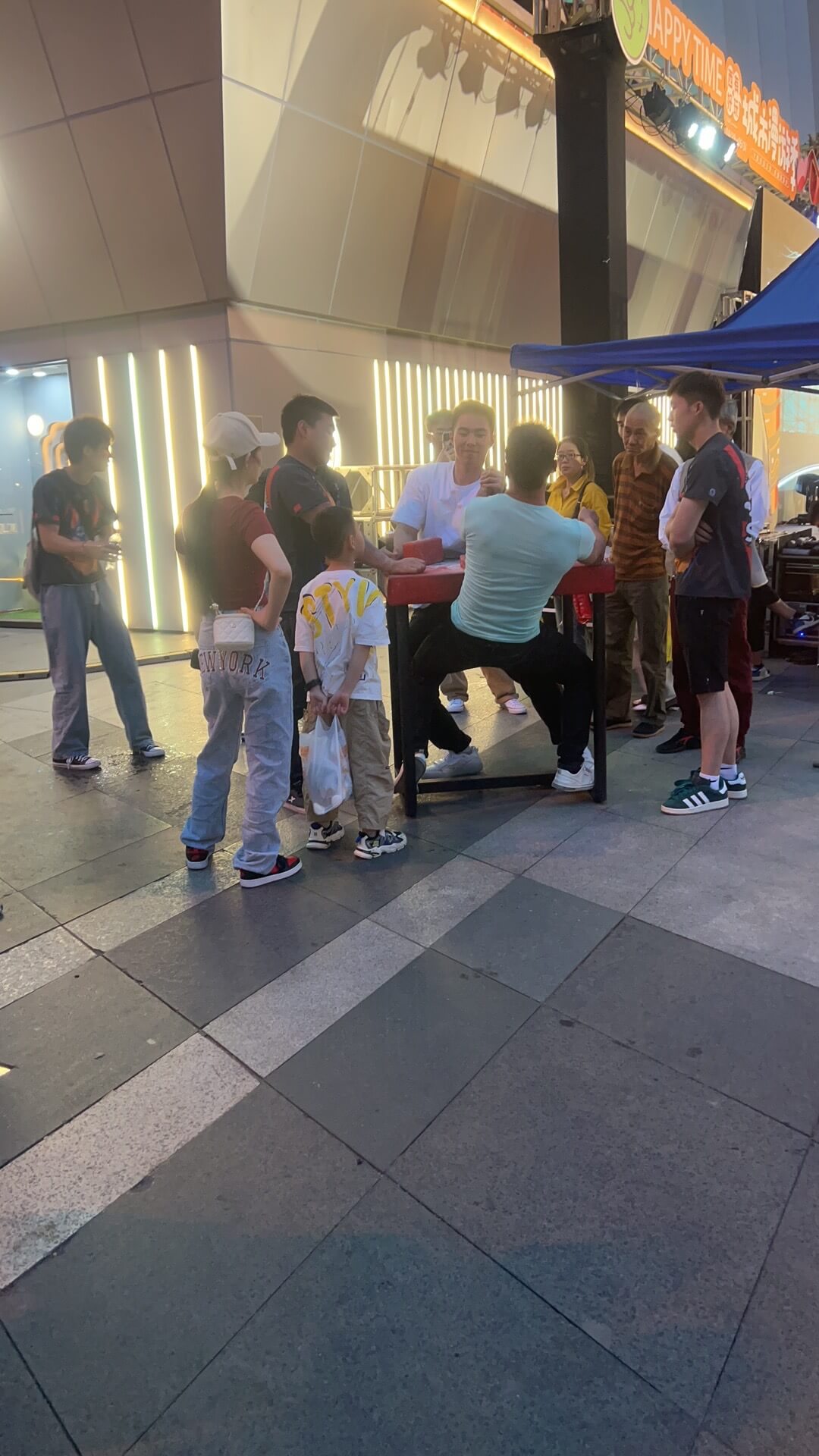 回家时看见万达外边掰手腕比赛