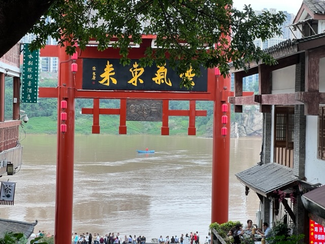 走到了江边,渡轮就会经过这里