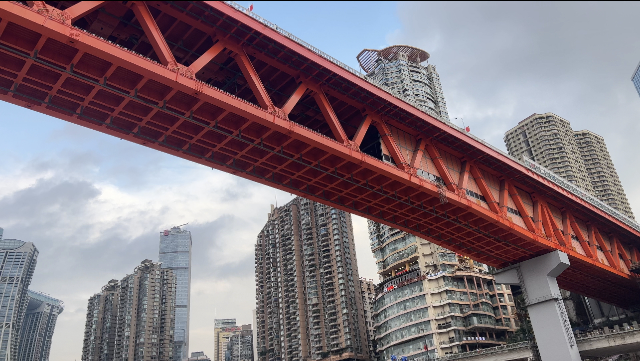 桥下看起来更壮观